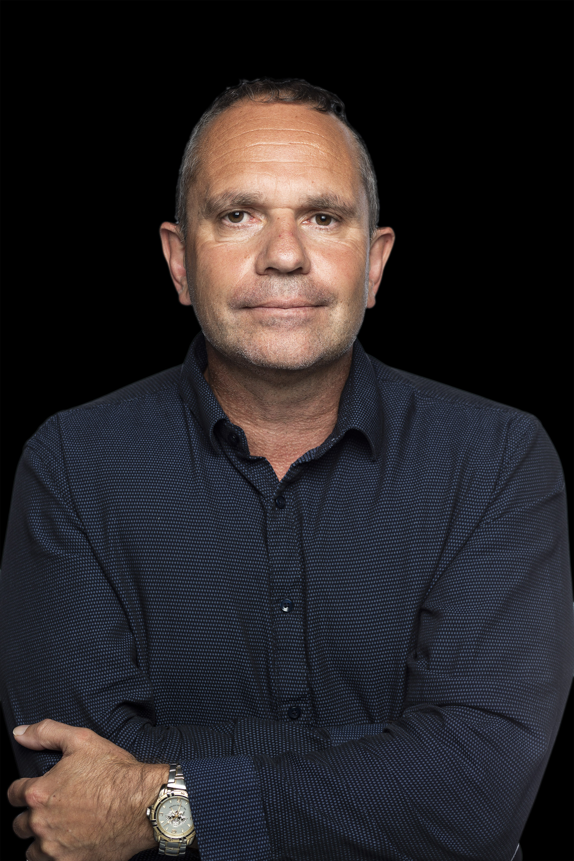 Contemporary photographic portrait of a man directing his gaze toward the camera.